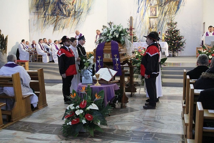 Pogrzeb śp. ks. kan. Marka Kręciocha w Kobiernicach