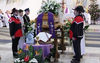 Krwiodawcy, strażacy i służba liturgczna przy trumnie ks. Marka Kręciocha.
