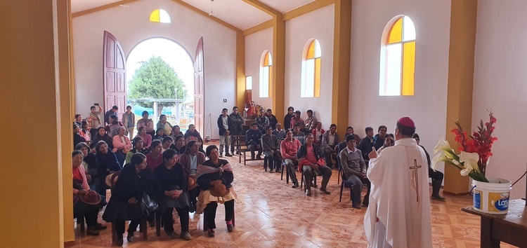 Bp Leszkiewicz w nowym kościele pw. Miłosierdzia Bożego w Peru.