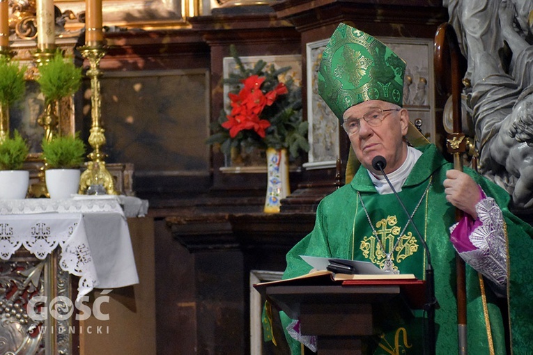 Biskup Ignacy Dec w czasie głoszenia homilii przybliżającej postać ks. Dionizego Barana.