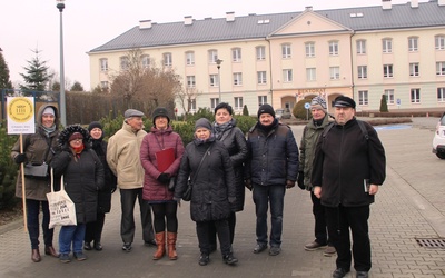 Uczestnicy spaceru wyruszyli spod gmachu rektoratu UTH w Radomiu.