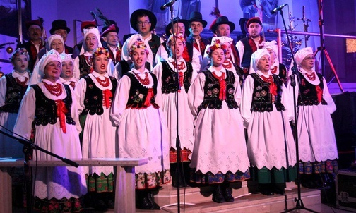 Zespół Andrychów towarzyszył Pospieszalskim podczas kolędowania w kościele św. Stanisława.