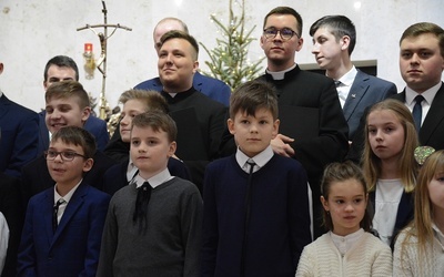 Klerycy zaśpiewali wspólnie z chórami dziecięcymi