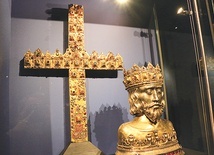 ▲	Krzyż z diademów ze skarbca katedry wawelskiej i relikwiarz św. Zygmunta z Muzeum Diecezjalnego są jednymi ze skarbów epoki Piastów, które można oglądać na wystawie.