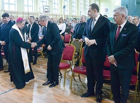 ▲	Za słowa i błogosławieństwo ordynariuszowi dziękuje Marian Niemirski. Obok Adam Kwiatkowski i Stanisław Karczewski.