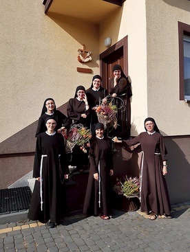 ▼	Siostry kapucynki przed swoim domem w Zwoleniu.