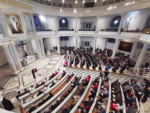 ▲	– Podążajmy naprzód do pełnej jedności! Historia nas rozdzieliła, lecz jesteśmy w drodze do pojednania i komunii! – prosił abp Stanisław Gądecki w kościele ewangelicko- -augsburskim Świętej Trójcy.