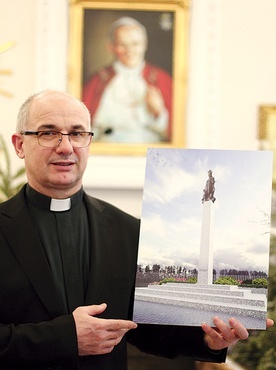 ◄	Ks. Krzysztof Ziółkowski zaprezentował wstępną ideę i lokalizację rzeźby.