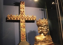 	Krucyfiks z diademów ze skarbca katedry wawelskiej i relikwiarz św. Zygmunta z Muzeum Diecezjalnego w Płocku są jednymi ze skarbów epoki.