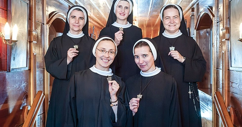 Herbem zakonu jest serce przebite strzałą.