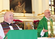 Jednej z Eucharystii przewodniczył ks. Jacek Dzikowski, duchowny z Zakonu Rycerskiego.