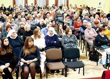 ▲	Na spotkania tego cyklu przychodzą tłumy słuchaczy. Tym razem dla niemieszczących się w auli udostępniono drugie pomieszczenie.