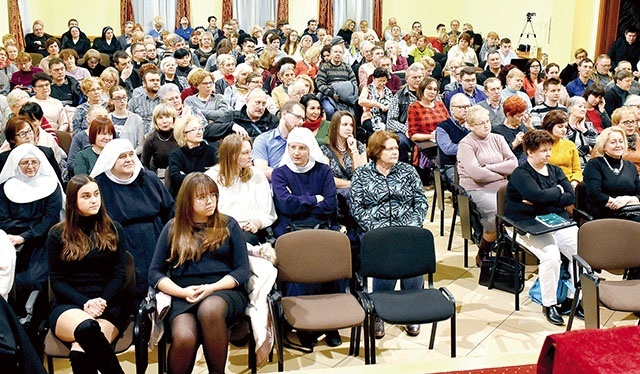 ▲	Na spotkania tego cyklu przychodzą tłumy słuchaczy. Tym razem dla niemieszczących się w auli udostępniono drugie pomieszczenie.