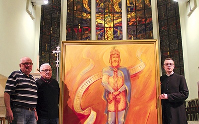 Podarowane przez „bratanków” dzieło prezentują w kościele NSPJ Eugeniusz Winkler i Jan Broda ze Związku Górnośląskiego oraz ks. Marek Siedlaczek.