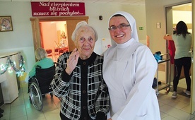 Siostra Wojciecha Michałek z pacjentką Bronisławą w Zakładzie Opiekuńczo- -Leczniczym w Mikołowie.