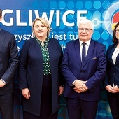 Od lewej: pierwszy zastępca prezydenta miasta Mariusz Śpiewok, drugi zastępca prezydenta Aleksandra Wysocka, prezydent Gliwic Adam Neumann, trzeci zastępca prezydenta Ewa Weber.