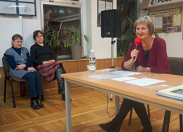 Łucja Bartoszewska, prezes Stowarzyszenia Przyjaciół Chorych „Hospicjum” im. Matki Teresy w Zabrzu, w trakcie zajęć.