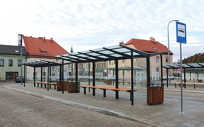W ramach inwestycji powstały dwa perony autobusowe.
