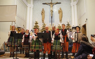 Barwnymi strojami, instrumentami i gwarą zespoły podkreślały ludowy klimat kolędowania.