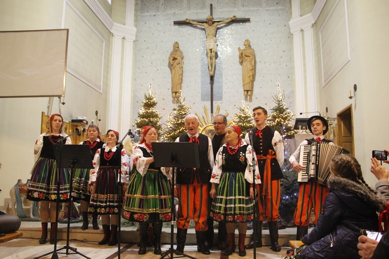 Barwnymi strojami, instrumentami i gwarą zespoły podkreślały ludowy klimat kolędowania.