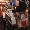 Tłumy wiernych żegnały zmarłego 24 stycznia ks. prał. Alojzego Marszalla, emerytowanego proboszcza parafii pw. św. Józefa w Pomieczynie.