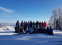Młodzież z Łowicza i dzieci z Rawy wspólnie spędzali czas szlifując umiejętności narciarskie.