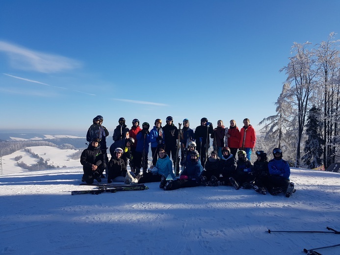 Młodzież z Łowicza i dzieci z Rawy wspólnie spędzali czas szlifując umiejętności narciarskie.