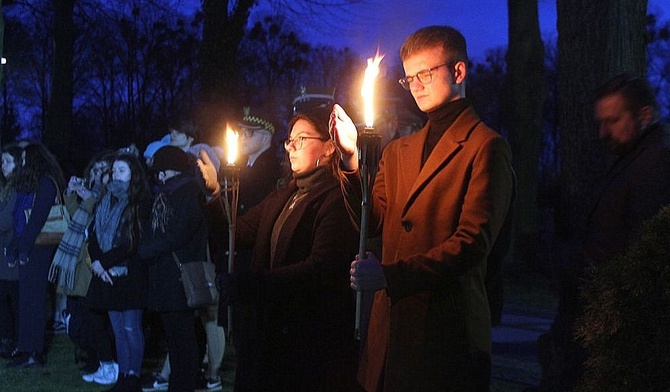 Ze światłem pamięci pokonali trasę Marszu Śmierci