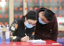 Kolejne kraje ewakuują swych obywateli z ogarniętych epidemią Chin
