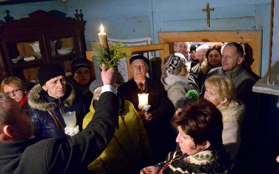 W zagrodzie z Alojzowa zespół folklorystyczny prezentuje zwyczaje związane z uroczystością.