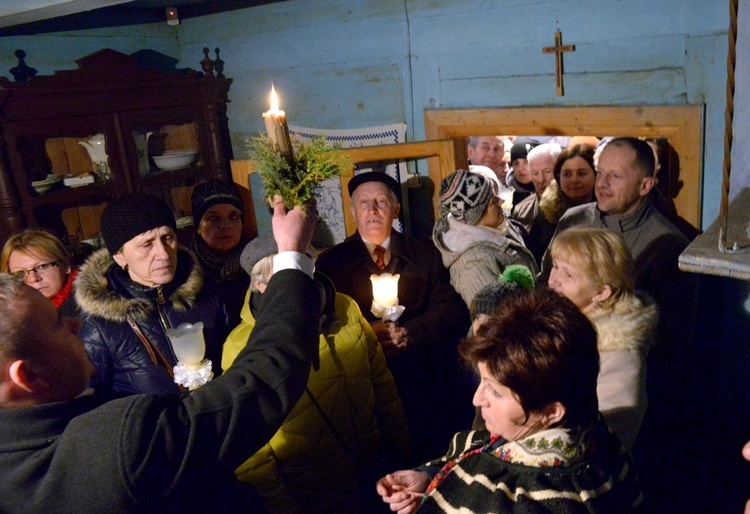 W zagrodzie z Alojzowa zespół folklorystyczny prezentuje zwyczaje związane z uroczystością.