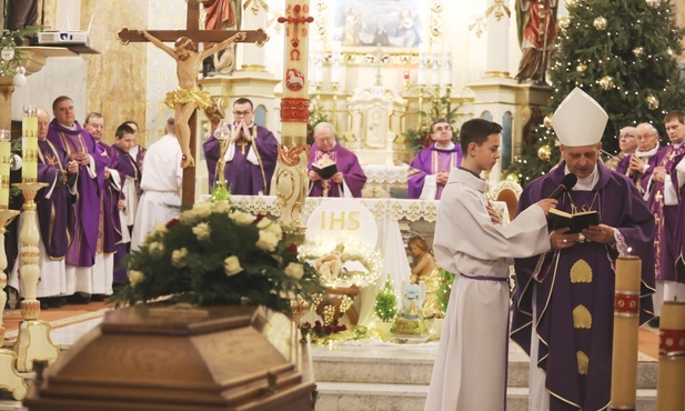 Pogrzebowej Mszy św. w kościele św. Macieja przewodniczył bp Roman Pindel.