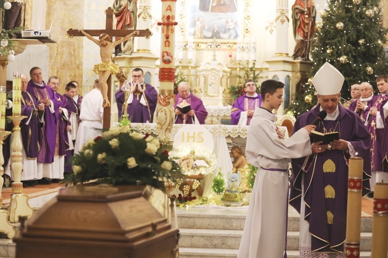 Pogrzebowej Mszy św. w kościele św. Macieja przewodniczył bp Roman Pindel.