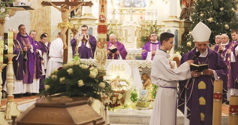 Pogrzebowej Mszy św. w kościele św. Macieja przewodniczył bp Roman Pindel.