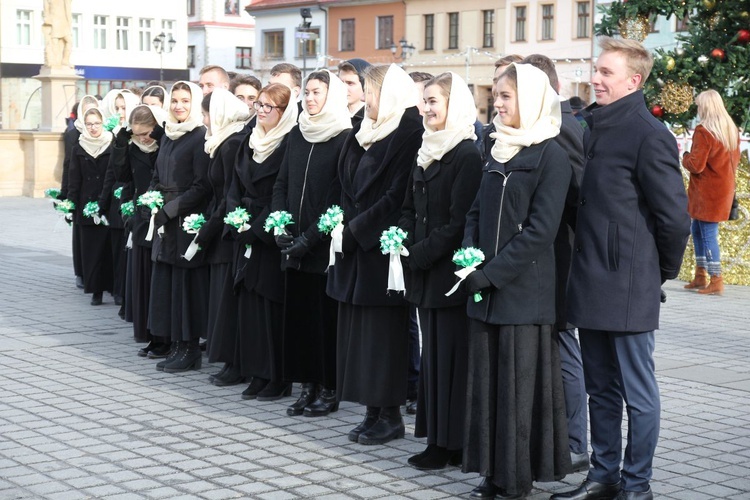 5. Polonez maturzystów z "Kopernika" na rynku w Żywcu - 2020