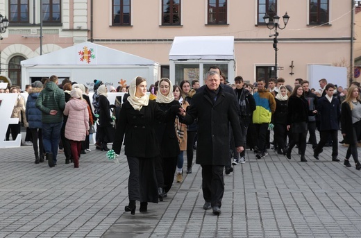 5. Polonez maturzystów z "Kopernika" na rynku w Żywcu - 2020