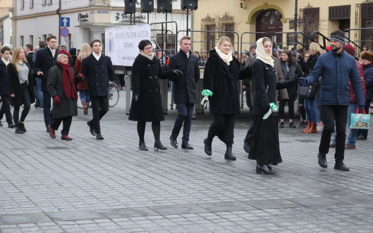 5. Polonez maturzystów z "Kopernika" na rynku w Żywcu - 2020