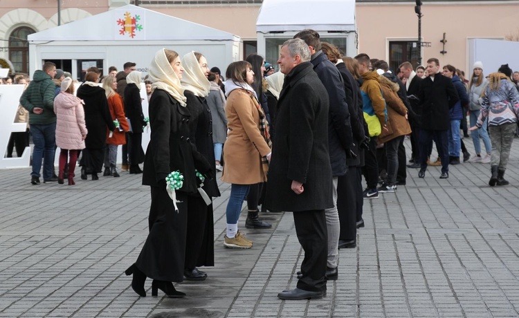 5. Polonez maturzystów z "Kopernika" na rynku w Żywcu - 2020