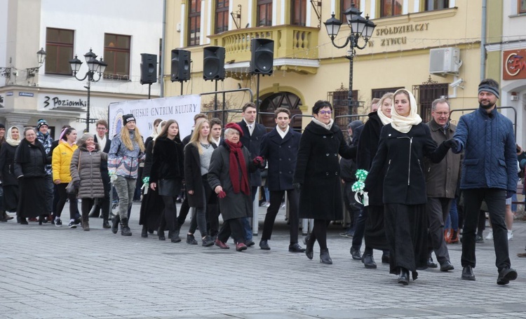 5. Polonez maturzystów z "Kopernika" na rynku w Żywcu - 2020