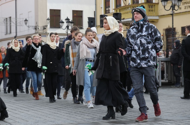 5. Polonez maturzystów z "Kopernika" na rynku w Żywcu - 2020