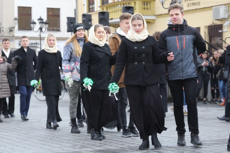 5. Polonez maturzystów z "Kopernika" na rynku w Żywcu - 2020