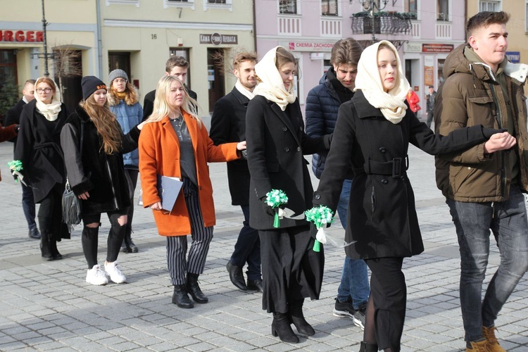 5. Polonez maturzystów z "Kopernika" na rynku w Żywcu - 2020