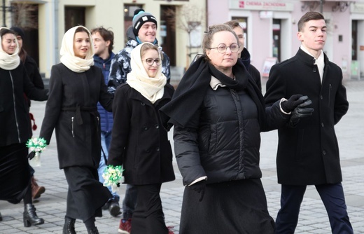 5. Polonez maturzystów z "Kopernika" na rynku w Żywcu - 2020