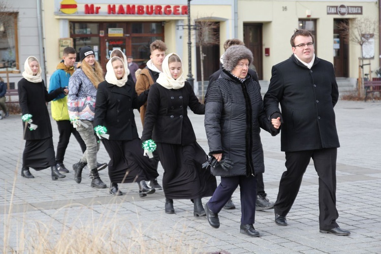 5. Polonez maturzystów z "Kopernika" na rynku w Żywcu - 2020