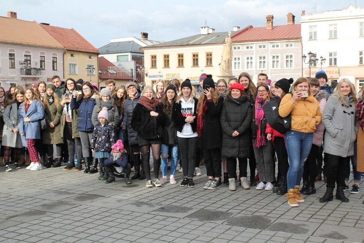 5. Polonez maturzystów z "Kopernika" na rynku w Żywcu - 2020