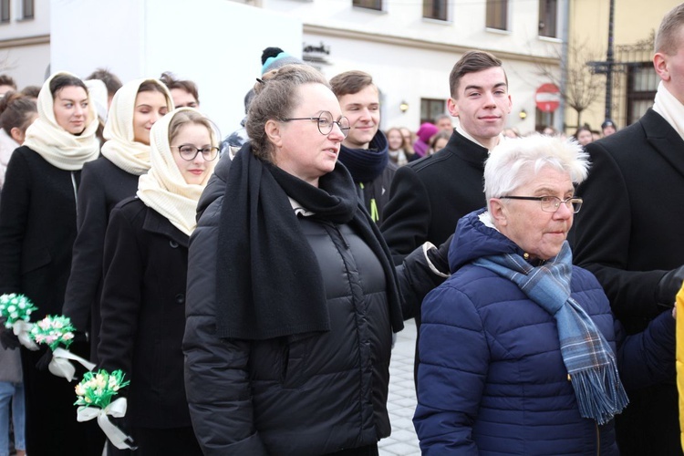 5. Polonez maturzystów z "Kopernika" na rynku w Żywcu - 2020