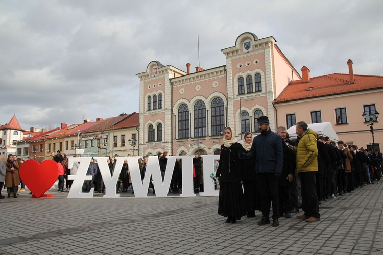 5. Polonez maturzystów z "Kopernika" na rynku w Żywcu - 2020