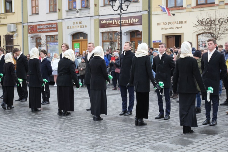 5. Polonez maturzystów z "Kopernika" na rynku w Żywcu - 2020