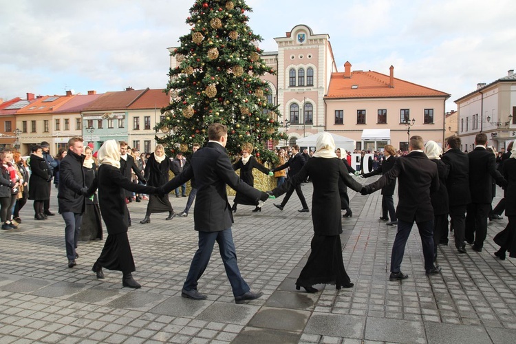 5. Polonez maturzystów z "Kopernika" na rynku w Żywcu - 2020