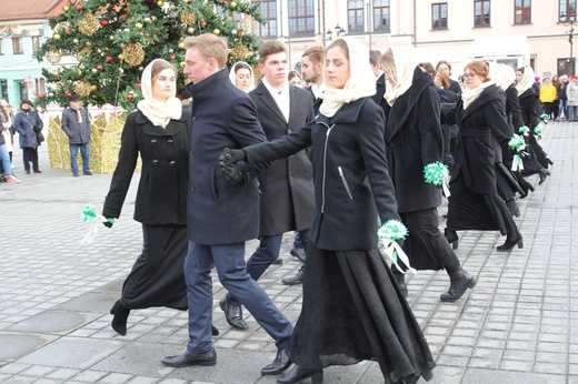 5. Polonez maturzystów z "Kopernika" na rynku w Żywcu - 2020
